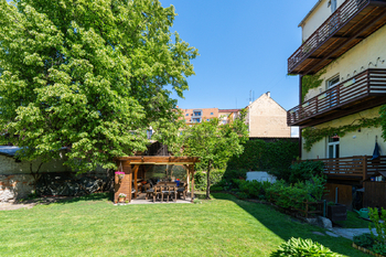 Společná zahrada - Prodej bytu 3+1 v osobním vlastnictví 127 m², České Budějovice