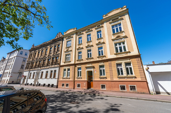 Pohled na dům z ulice - Prodej bytu 3+1 v osobním vlastnictví 127 m², České Budějovice