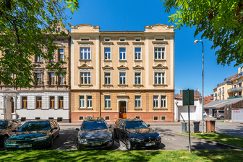 Pohled na dům z ulice - Prodej bytu 3+1 v osobním vlastnictví 127 m², České Budějovice