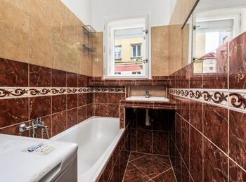 Koupelna s vanou - Prodej bytu 2+kk v osobním vlastnictví 48 m², Praha 4 - Nusle