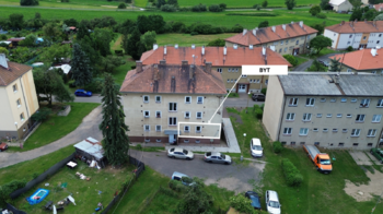 Pohled na dům - Prodej bytu 3+1 v osobním vlastnictví 59 m², Staňkovice