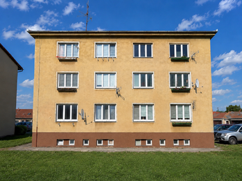 Pohled na dům - Prodej bytu 3+1 v osobním vlastnictví 59 m², Staňkovice