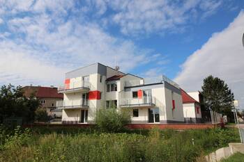 dům z venku - Pronájem bytu 2+kk v osobním vlastnictví 58 m², Plzeň 