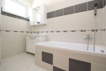 koupelna - Pronájem bytu 2+kk v osobním vlastnictví 58 m², Plzeň