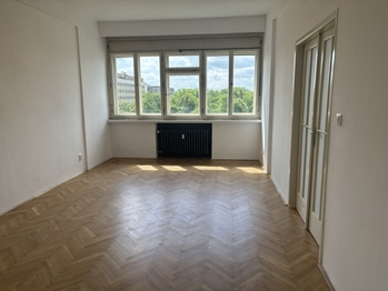 místnost 1 s výhledem na Letenské sady - Pronájem bytu 2+1 v osobním vlastnictví 89 m², Praha 7 - Bubeneč