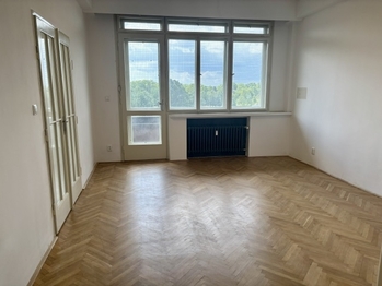 místnost 2 s výhledem na Letenské sady - Pronájem bytu 2+1 v osobním vlastnictví 89 m², Praha 7 - Bubeneč