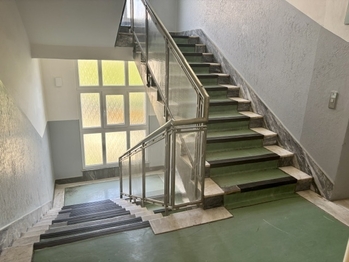 schodiště  - Pronájem bytu 2+1 v osobním vlastnictví 89 m², Praha 7 - Bubeneč