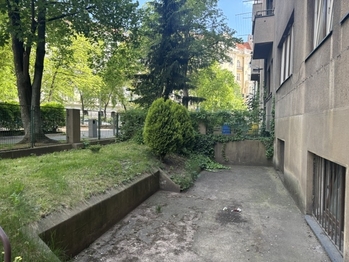 dvorek - Pronájem bytu 2+1 v osobním vlastnictví 89 m², Praha 7 - Bubeneč