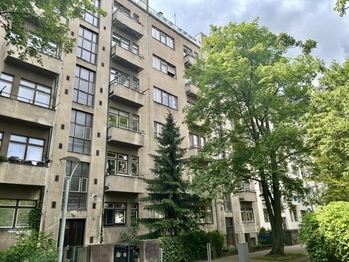 zadní vstup do budovy - Pronájem bytu 2+1 v osobním vlastnictví 89 m², Praha 7 - Bubeneč