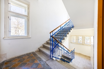 Schodiště - Prodej nájemního domu 221 m², Praha 6 - Řepy