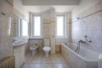 Koupelna - Prodej nájemního domu 221 m², Praha 6 - Řepy