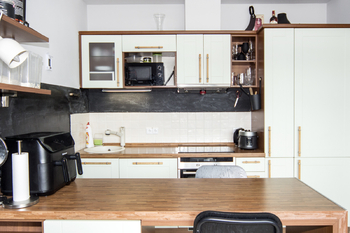 kuchyňský kout - Prodej bytu 2+kk v osobním vlastnictví 50 m², Praha 9 - Libeň