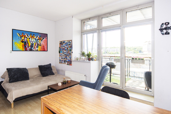 Obývací pokoj s terasou - Prodej bytu 2+kk v osobním vlastnictví 50 m², Praha 9 - Libeň 
