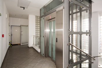 chodba domu - Prodej bytu 2+kk v osobním vlastnictví 50 m², Praha 9 - Libeň