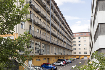 parkovací stání - Prodej bytu 2+kk v osobním vlastnictví 50 m², Praha 9 - Libeň