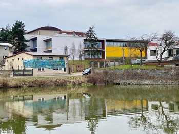 Komplet občanská vybavenost - Pronájem bytu 2+kk v osobním vlastnictví 60 m², Strančice
