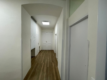 Chodba s kuchyňkou - Pronájem kancelářských prostor 58 m², Brno
