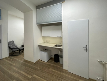 Chodba s kuchyňkou - Pronájem kancelářských prostor 58 m², Brno