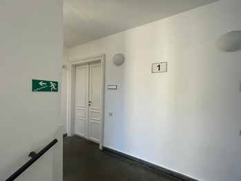 Chodba domu, vstup do kanceláře - Pronájem kancelářských prostor 58 m², Brno