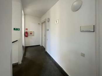 Chodba domu, vstup do kanceláře - Pronájem kancelářských prostor 58 m², Brno