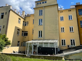 Zadní pohled na dům - Pronájem kancelářských prostor 58 m², Brno
