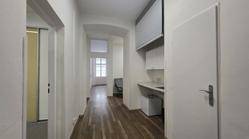 Chodba s kuchyňkou - Pronájem kancelářských prostor 58 m², Brno