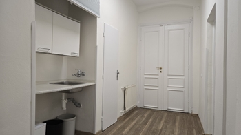 Chodba s kuchyňkou - Pronájem kancelářských prostor 58 m², Brno
