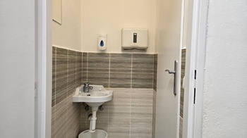 Umyvadlo u WC - Pronájem kancelářských prostor 58 m², Brno