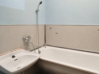 Koupelna - současný stav - Prodej bytu 2+1 v osobním vlastnictví 45 m², Brno