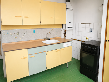 Kuchyně - současný stav - Prodej bytu 2+1 v osobním vlastnictví 45 m², Brno