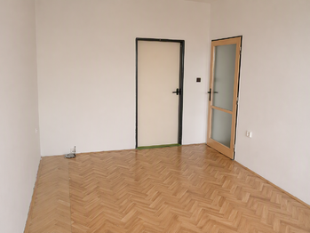 Obývací pokoj - současný stav - Prodej bytu 2+1 v osobním vlastnictví 45 m², Brno