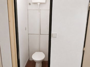 Toaleta - současný stav - Prodej bytu 2+1 v osobním vlastnictví 45 m², Brno