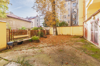 ZAHRADA BYTOVÉHO DOMU - Pronájem bytu 1+1 v osobním vlastnictví 40 m², Praha 7 - Holešovice