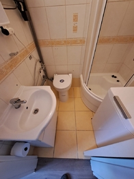 KOUPELNA (SPRCHA + TOALETA) - Pronájem bytu 1+1 v osobním vlastnictví 40 m², Praha 7 - Holešovice
