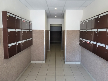 Vchod do domu - Pronájem bytu 2+1 v osobním vlastnictví 53 m², Praha 4 - Modřany