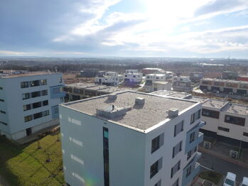 Výhled z okna a balkonu - Pronájem bytu 1+kk v osobním vlastnictví 40 m², Praha 9 - Černý Most