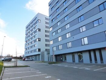 Venkovní pohled na dům - Pronájem bytu 1+kk v osobním vlastnictví 40 m², Praha 9 - Černý Most