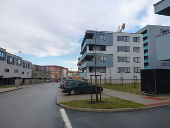 Okolí domu - Pronájem bytu 1+kk v osobním vlastnictví 40 m², Praha 9 - Černý Most