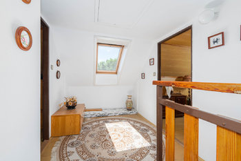 chodba nad schodištěm - Prodej domu 90 m², Horní Planá