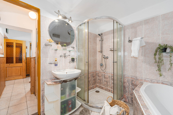 Koupelna s vanou a sprchovým koutem - Prodej domu 90 m², Horní Planá