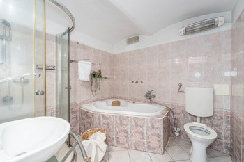 Koupelna s vanou a sprchovým koutem - Prodej domu 90 m², Horní Planá