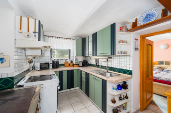 Plně vybavená kuchyně s oknem do zahrady - Prodej domu 90 m², Horní Planá