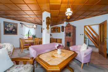 Kachlová kamna s troubou na nejlepší buchty v obývacím pokoji - Prodej domu 90 m², Horní Planá