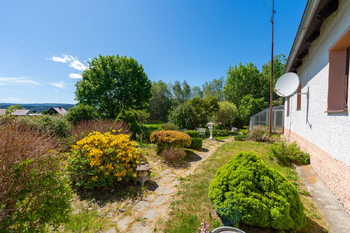 Udržovaná zahrada vybízí k posezení - Prodej domu 90 m², Horní Planá