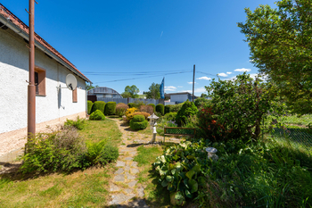 Udržovaná zahrada vybízí k posezení - Prodej domu 90 m², Horní Planá
