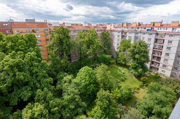 Výhled do vnitrobloku - Pronájem bytu 2+kk v osobním vlastnictví 38 m², Praha 3 - Žižkov