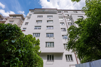 Pohled na dům z vnitrobloku - Pronájem bytu 2+kk v osobním vlastnictví 38 m², Praha 3 - Žižkov