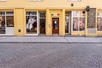 Pohled na dům z ulice - Pronájem bytu 2+kk v osobním vlastnictví 38 m², Praha 3 - Žižkov