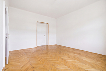Obývák - pohled od okna  - Prodej bytu 3+1 v osobním vlastnictví 84 m², Praha 4 - Nusle