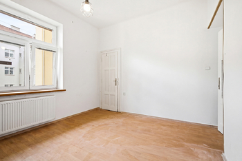 Dětský pokoj - dveře do komory - Prodej bytu 3+1 v osobním vlastnictví 84 m², Praha 4 - Nusle